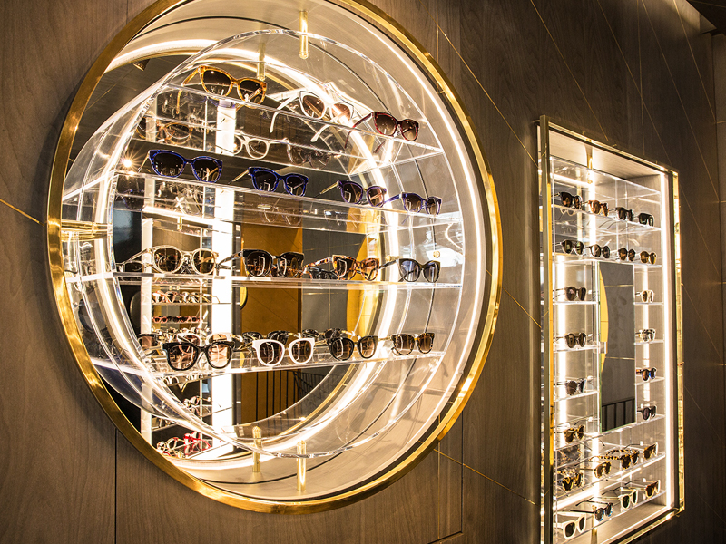 Ambiente de uma boutique de óculos com exposição iluminada